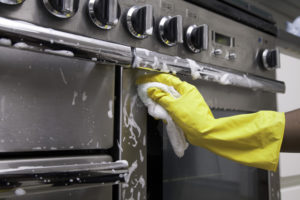 preparación de aditamentos de cocina de restaurante previo a una fumigación para control de plagas